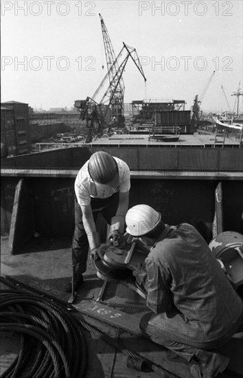 Work at the Port of Hamburg and Howaldtswerke Hamburg