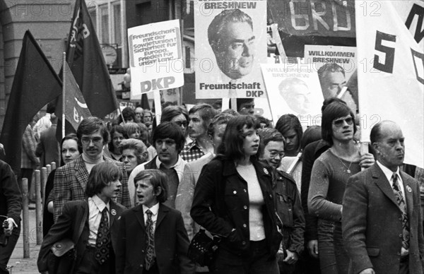 The visit of the Soviet head of state and party Leonid Brezhnev to Bonn from 18-22 May 1973 was a step towards easing tensions in the East-West relationship by Willy Brandt. Demo of friends and opponents of the visit. DKP demo pro Brezhnev