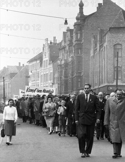 The traditional 1 May 1958 parade of the DGB. here in Hanover