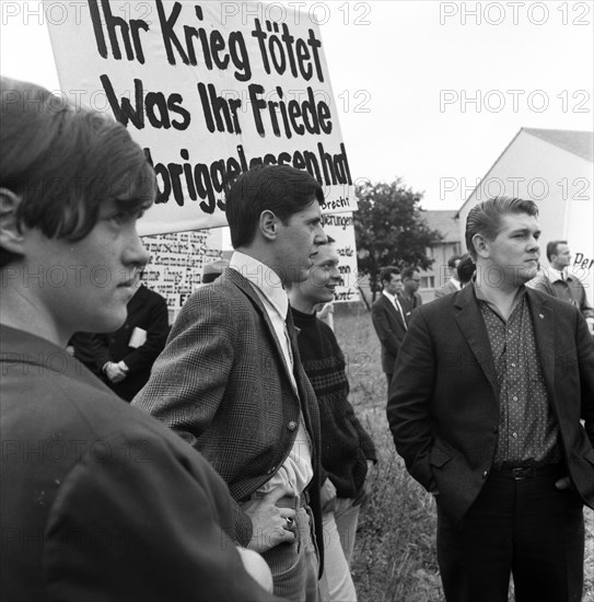 The shooting of Cologne sailors Max Reichspietsch and Albin Koebes on 5 September 1917 in Cologne-Wahn for mutiny prompted youth associations to protest and lay a wreath in commemoration after 50 years