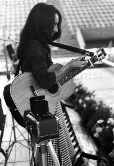 The presence and performance of US singer Joan Baez