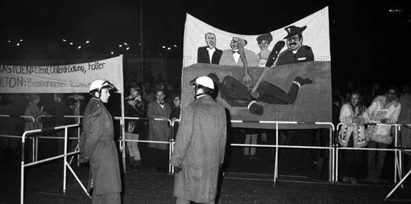 Several hundred students from the University of Duesseldorf gathered in front of the Hilton Hotel in 1971 to protest a banquet in the face of hunger and oppression in Brazil