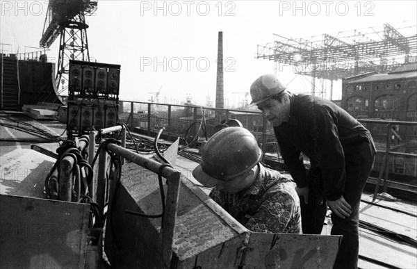 Work at the Port of Hamburg and Howaldtswerke Hamburg