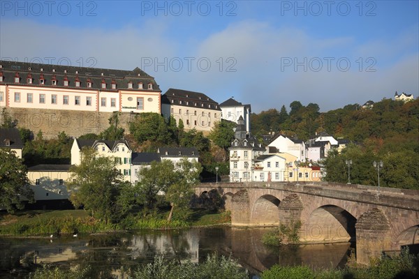 Castle and historic Old Lahn Bridge