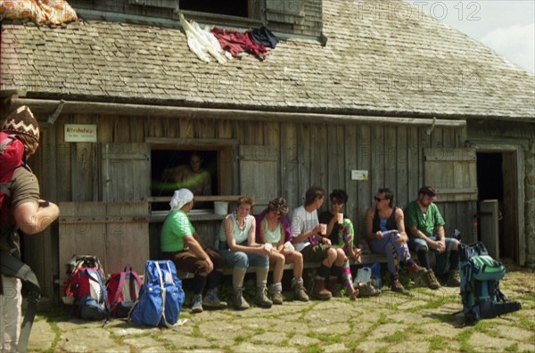 Breganz. Mountain hikers of a German hiking group on a hut hike in the Silvretta on 10. 8. 1990