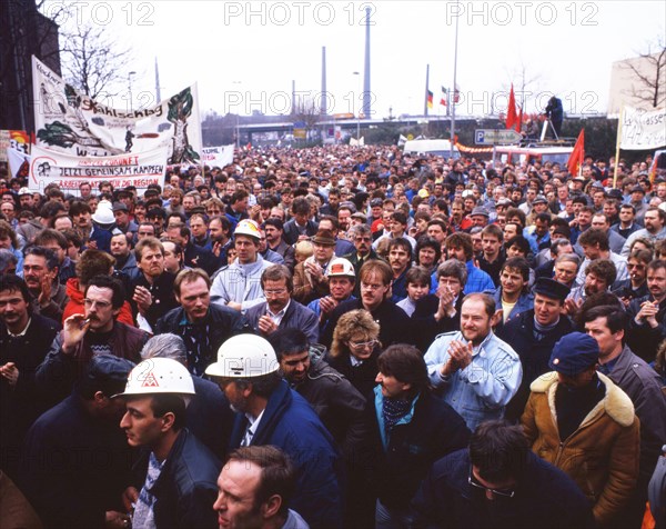 Du-Rheinhausen. Steelworkers of the Krupp steelworks fight for their jobs in 1987 and occupied the Rhine bridge
