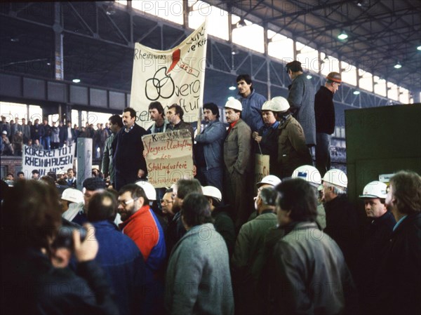 Du-Rheinhausen. Steelworkers of the Krupp steelworks fight for their jobs in 1987 and occupied the Rhine bridge