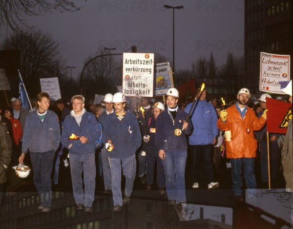 In the pre-Christmas period with its demands to the employers with the reduction of working time. here on 28. 11. 1990 at Hoesch AG Westfalenhuette