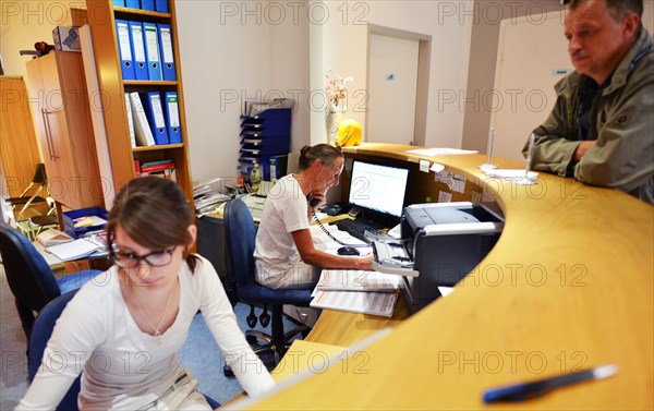 This internist in the centre of a larger city works mainly as a family doctor. The photo shows: The work of the team of medical assistants in the reception