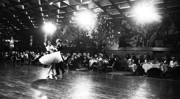 Banquet and ball at the Duesseldorf Hilton Hotel in 1966 accompanied by protest with reference to misery and terror in Brazil