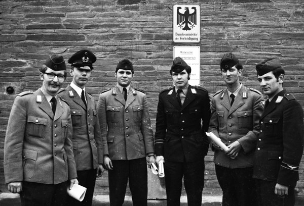 Left-wing DKP people found an association of soldiers called Soldat 70 and hand over the founding protocol to the Ministry of Defence in Bonn