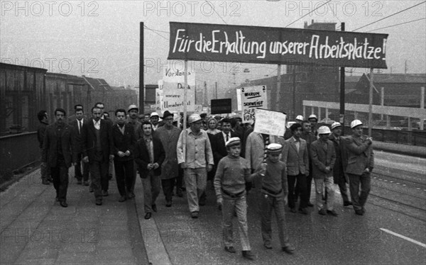 4000 workers of the steelworks Suedwestfalen AG took to the streets in Hagen on 4 October 1971 to protest for their jobs