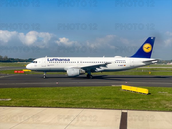 Aircraft Passenger jet aircraft Jet aircraft Passenger jet aircraft Jet Lufthansa Airbus A320-211 D-AIQT in waiting position on taxiway taxiway in front of takeoff takeoff at Duesseldorf International Airport