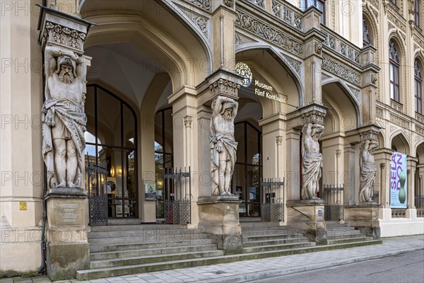 Portal and loggia with monumental atlases of the Museum Fuenf Kontinente