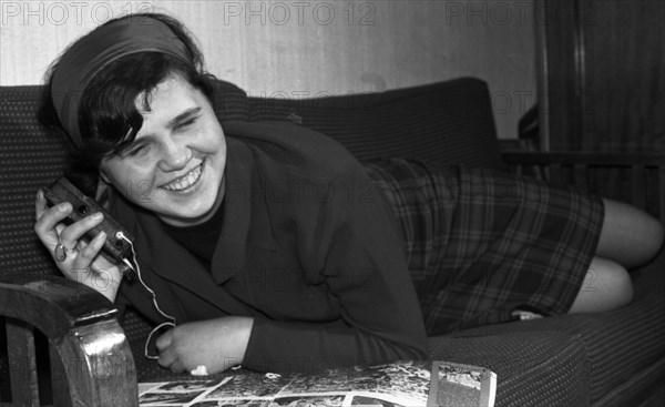 Amusement of the youth in the Ruhr area in 1965. With portable mini transistor radio recorder