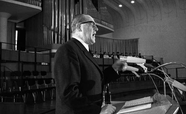 The SPD politician Herbert Wehner gave a speech in a church in the Ruhr area