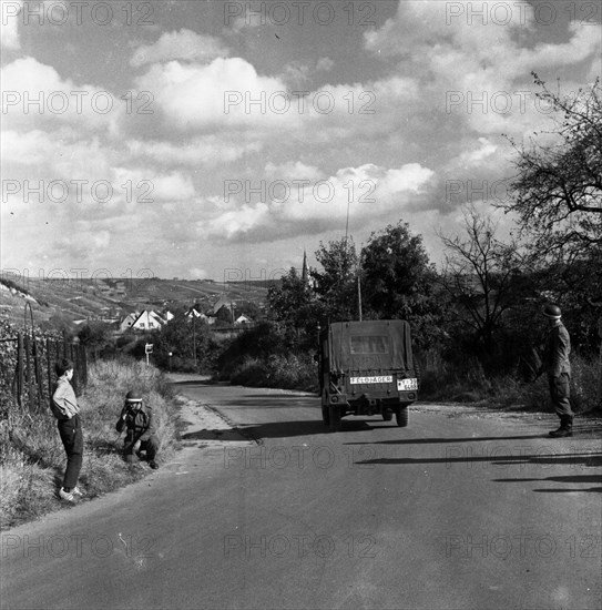 Government representatives with their vehicles in 1966 during a police check at the hitherto secret atomic bunker of the Federal Government in the Ahr valley