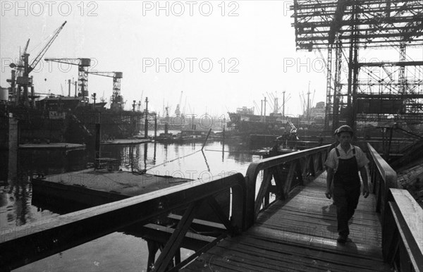 Work at the Port of Hamburg and Howaldtswerke Hamburg