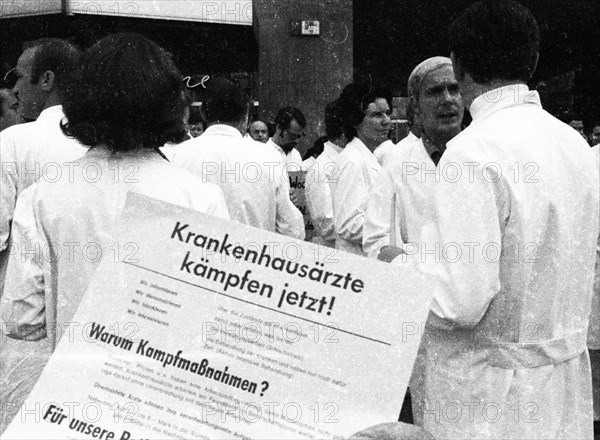 Hospital doctors demonstrated in Dortmund for higher salaries and against time overload in the service on 23 September 1971