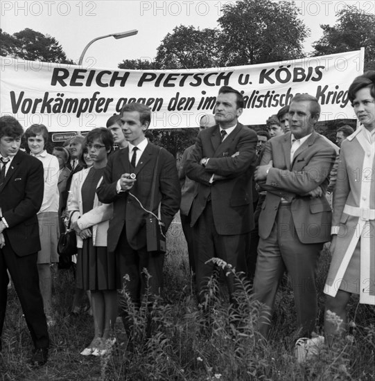 The shooting of Cologne sailors Max Reichspietsch and Albin Koebes on 5 September 1917 in Cologne-Wahn for mutiny prompted youth associations to protest and lay a wreath in commemoration after 50 years