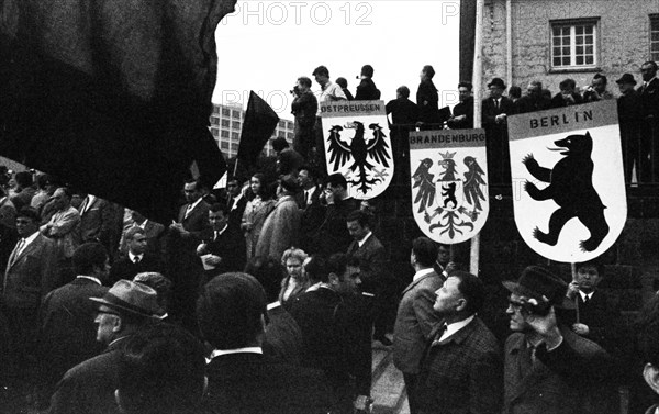 The second meeting of Federal Chancellor Willy Brandt with GDR MP Willi Stoph on 21 May 1971 in Kassel was accompanied by a large number of statements for and against the Brandt government's policy of detente. Associations of Displaced Persons
