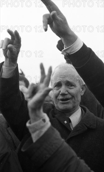 The right-wing radical action Resistance of the NPD was a nationwide response to Willy Brandt's policy of understanding with the East in 1970. These generated a sometimes furious reaction from left-wing parties and groups at the Au appearances of old and neo-Nazis. Neo-Nazis raise their hand with three fingers as identification and substitute for Hitler salute