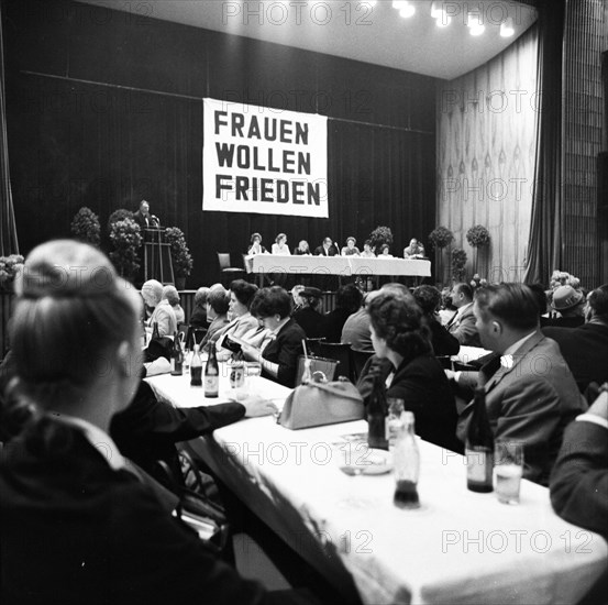 Negative highlights in the Ruhr area in the years 1965 to 1971. Positive: Assembly of the West German Women's Peace Movement