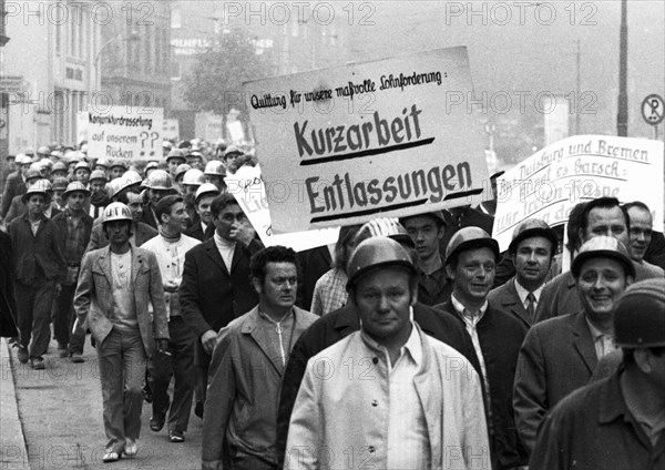 4000 workers of the steelworks Suedwestfalen AG took to the streets in Hagen on 4 October 1971 to protest for their jobs