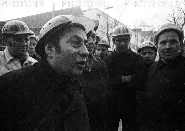 This warning strike of the steel workers of Hoesch AG Westfalenhuette on 10 January 1972 in Dortmund was a spontaneous strike which the participants extended to a demonstration in the city