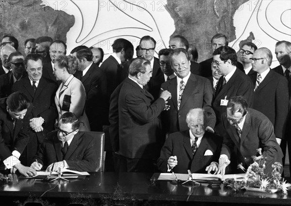 The visit of the Soviet head of state and party leader Leonid Brezhnev to Bonn from 18-22 May 1973 was a step towards easing tensions in Willy Brandt's East-West relations. At the table at the signing of a treaty on cooperation. Walter Scheel
