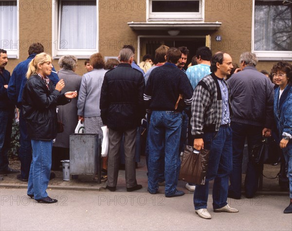 Gymnasium were also used. Immigrants and foreign refugees in North Rhine-Westphalia on 28. 10. 1988 in Unna-Massen. Since the sleeping accommodations were not sufficient