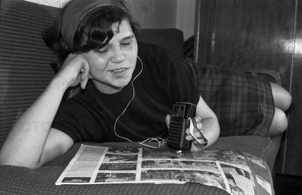 Amusement of the youth in the Ruhr area in 1965. With portable mini transistor radio recorder