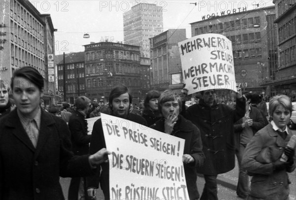 Students of all school types and ages in the Ruhr area in the years 1965 to 1971 jointly oppose price increases in local transport in the Ruhr cities