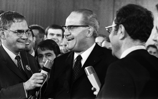 The Election Night 1969 on 28. 9. 1969 in Bonn . Journalists besiege SPD politician Herbert Wehner