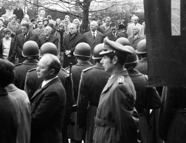 A meeting of the traditional associations of the Waffen- SS to honour their dead of the 6th SS Division North on 14. 11. 1971 in Hunrueck was accompanied by the Bundeswehr with officers and a squad of recruits