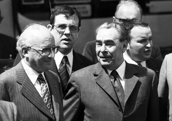 The visit of the Soviet Head of State and Party Leonid Brezhnev to Bonn from 18-22 May 1973 was a step towards easing tensions in East-West relations by Willy Brandt. Leonid Brezhnev at Gymnich Castle. with Heinz Kuehn