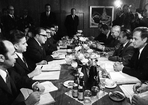 Delegations from the GDR with its leader Michael Kohl and from the Federal Republic with Egon Bahr as the Federal Republic's representative met in Bonn on 6. 4. 1972 to discuss intra-German treaties. Left p. 3. Michael Kohl