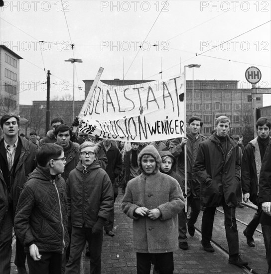 Students of all school types and ages in the Ruhr area in the years 1965 to 1971 jointly oppose price increases in local transport in the Ruhr cities