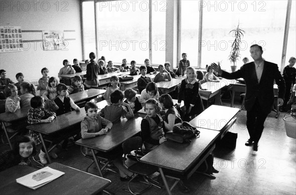 Overcrowded classes and annoyed teacher at a Bochum secondary school in 1966