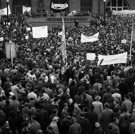 The Congress Emergency of Democracy was a first significant manifestation of trade unions and other democratic forces against the emergency laws on 30. 10. 1966 at the Roemer in Frankfurt/M