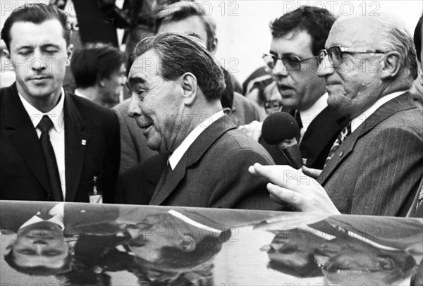 The visit of the Soviet Head of State and Party Leonid Brezhnev to Bonn from 18-22 May 1973 was a step towards easing tensions in East-West relations by Willy Brandt. Leonid Brezhnev at Gymnich Castle. with Heinz Kuehn