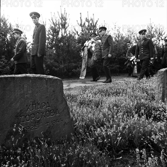 Soldiers and officers of the USSR Red Army were guests at the traditional tribute to soldiers killed in Nazi captivity at Blumen fuer Stukenbrock. Members of the Red Army