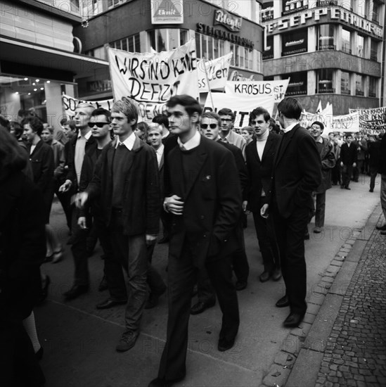 Students of all school types and ages in the Ruhr area in the years 1965 to 1971 jointly oppose price increases in local transport in the Ruhr cities