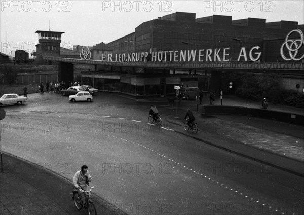 Shift change at Krupphuettenwerke AG on 14. 9. 1971 in Rheinhausen