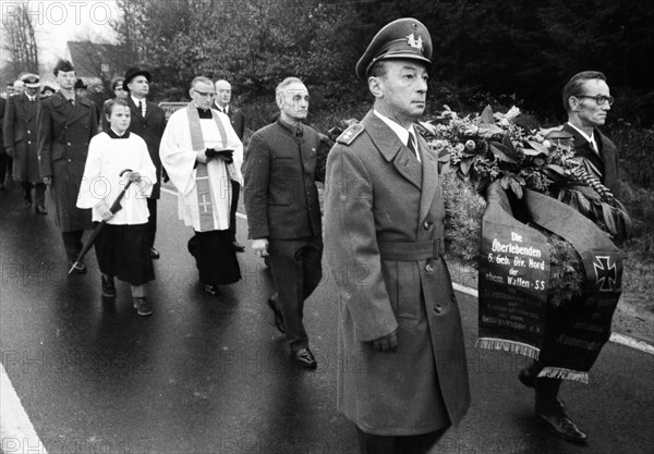 A meeting of the traditional associations of the Waffen- SS to honour their dead of the 6th SS Division North on 14. 11. 1971 in Hunrueck was accompanied by the Bundeswehr with officers and a squad of recruits