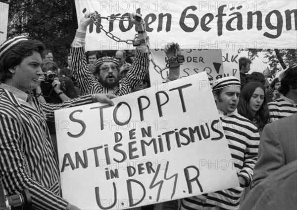 The visit of the Soviet head of state and party Leonid Brezhnev to Bonn from 18-22 May 1973 was a step towards easing tensions in the East-West relationship by Willy Brandt. Demo of friends and opponents of the visit. Contra demo