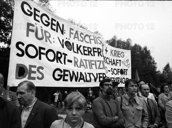 Left and peace movement committed flowers for Stukenbrock at the graves of Soviet war victims of the Nazi regime as a sign of reconciliation here on 4. 9. 1971 in Stukenbrock near Bielefeld