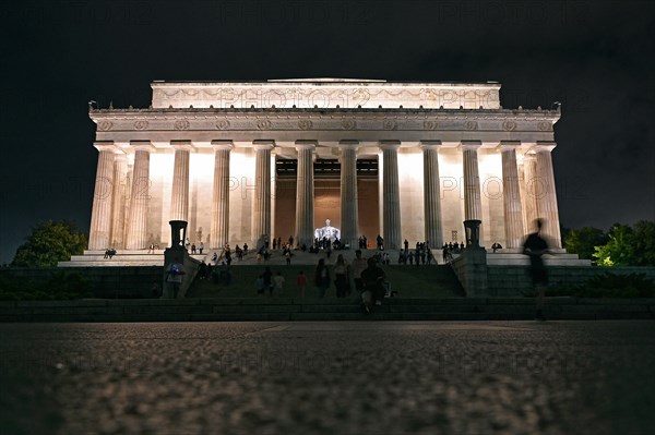 Lincoln Memorial on the National Mall at night