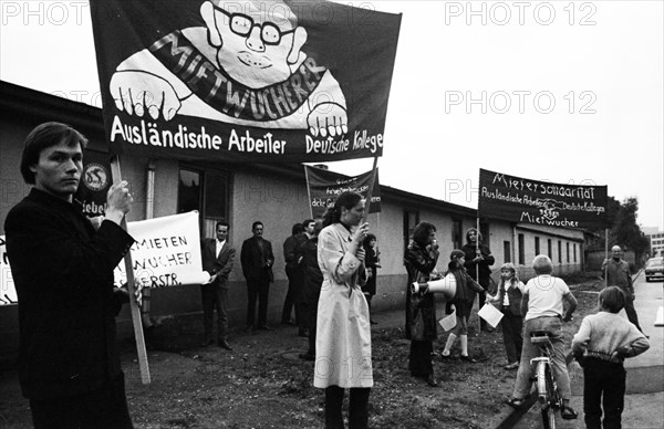 The report in a daily newspaper in Duesseldorf in 1968 about rent-seeking by Turkish workers aroused the pastor of the Protestant church. The report in a daily newspaper in Duesseldorf in 1968 about the rent control of Turkish migrant workers aroused the pastor of the Protestant church