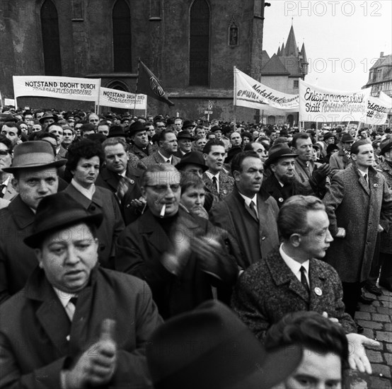 The Congress Emergency of Democracy was a first significant manifestation of trade unions and other democratic forces against the emergency laws on 30. 10. 1966 at the Roemer in Frankfurt/M